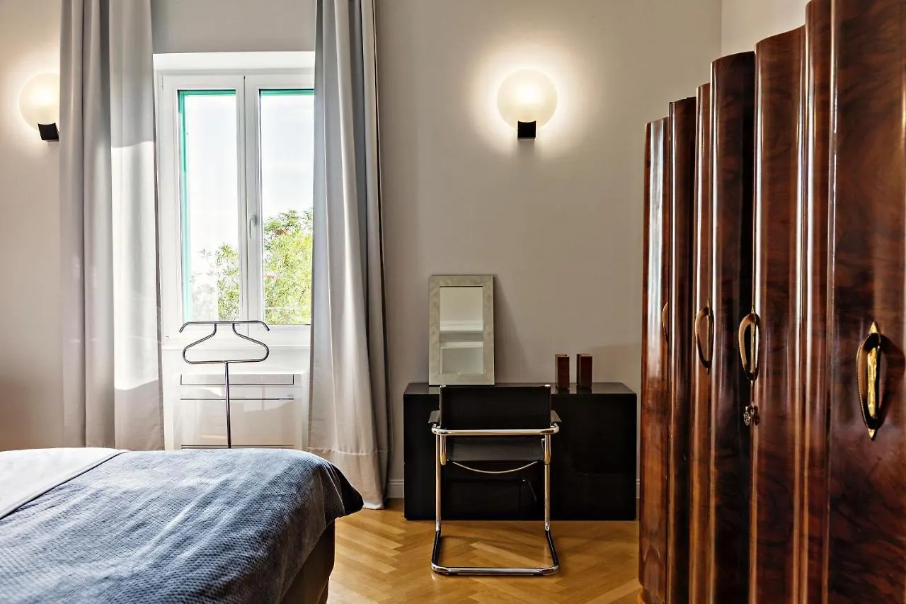 Deluxe Beachfront Apartment Klara, Lovran